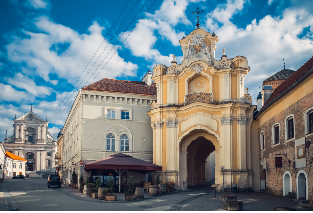 Majówka 2025 zbliża się wielkimi krokami, a Ty pewnie zadajesz sobie pytanie: "Gdzie jechać z rodziną, ile to wszystko będzie kosztować i czy da się to ogarnąć bez biura podróży?" Oczywiście, że się da! W tym artykule znajdziesz konkretne propozycje, porównanie kosztów i masę tipów, jak zorganizować super wyjazd na Majówkę 2025 bez przepłacania. Będzie konkretnie, praktycznie i bez nudy – bo przecież majówka to czas na luz, rodzinny relaks i oddech od codzienności.