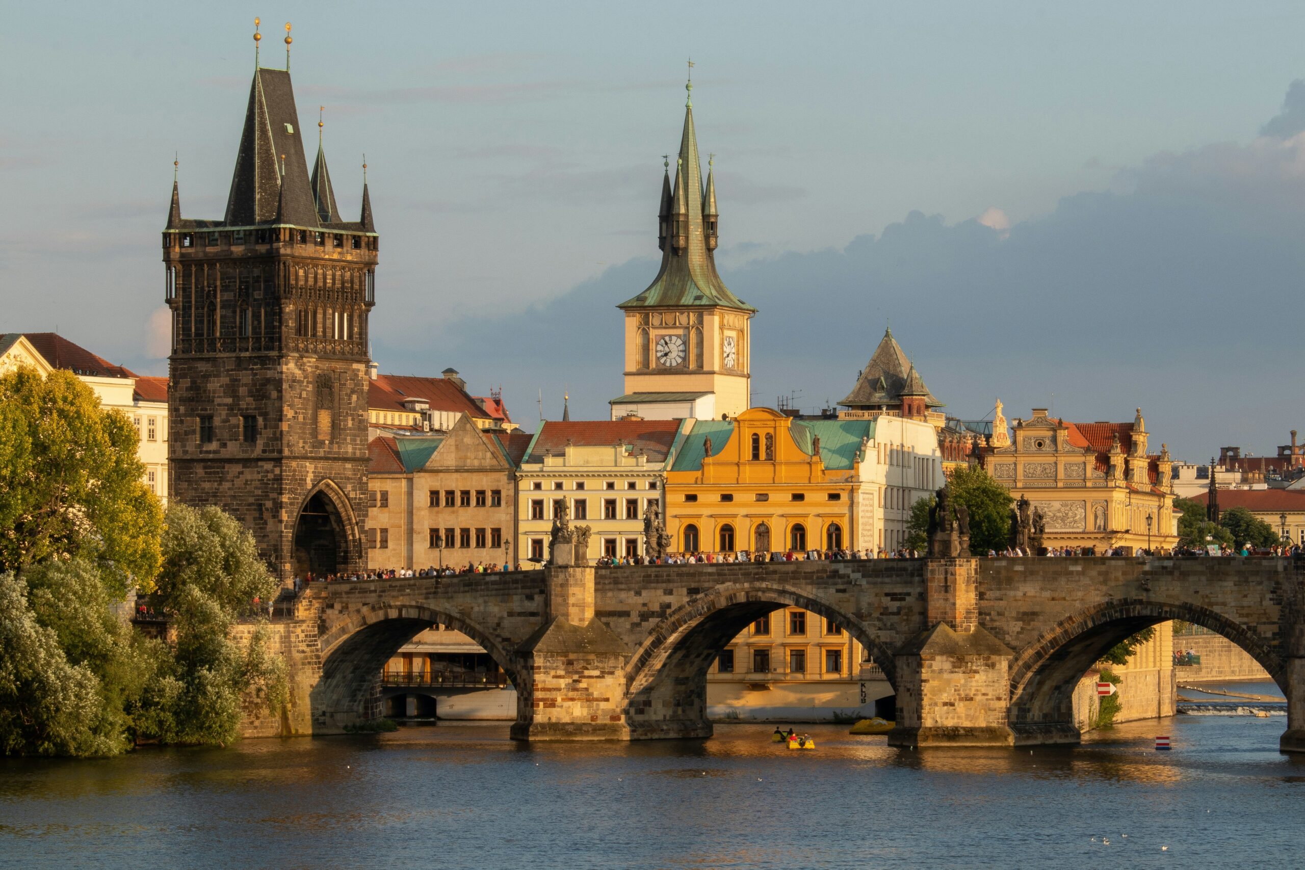 Majówka 2025 zbliża się wielkimi krokami, a Ty pewnie zadajesz sobie pytanie: "Gdzie jechać z rodziną, ile to wszystko będzie kosztować i czy da się to ogarnąć bez biura podróży?" Oczywiście, że się da! W tym artykule znajdziesz konkretne propozycje, porównanie kosztów i masę tipów, jak zorganizować super wyjazd na Majówkę 2025 bez przepłacania. Będzie konkretnie, praktycznie i bez nudy – bo przecież majówka to czas na luz, rodzinny relaks i oddech od codzienności.