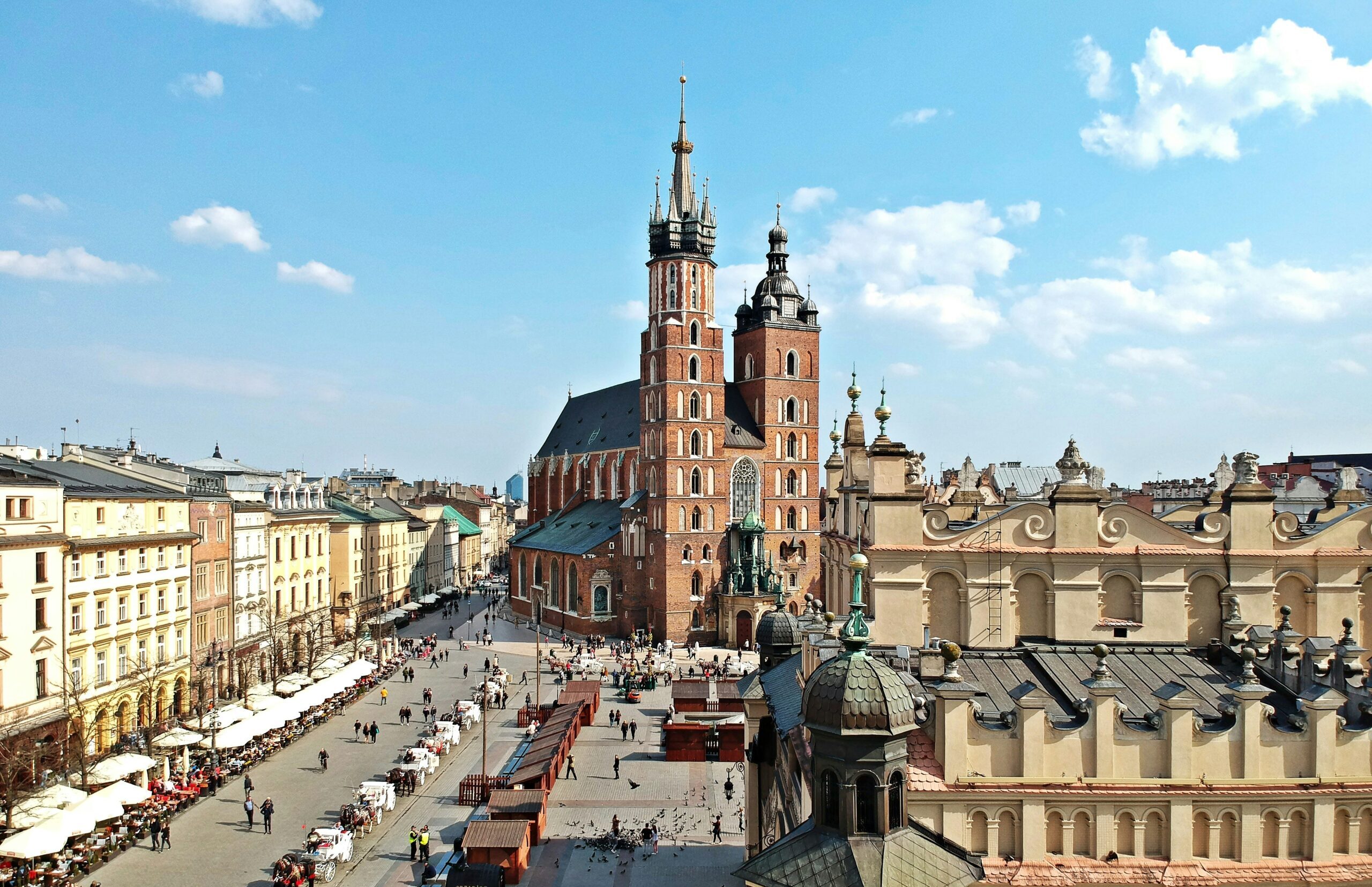 Majówka 2025 zbliża się wielkimi krokami, a Ty pewnie zadajesz sobie pytanie: "Gdzie jechać z rodziną, ile to wszystko będzie kosztować i czy da się to ogarnąć bez biura podróży?" Oczywiście, że się da! W tym artykule znajdziesz konkretne propozycje, porównanie kosztów i masę tipów, jak zorganizować super wyjazd na Majówkę 2025 bez przepłacania. Będzie konkretnie, praktycznie i bez nudy – bo przecież majówka to czas na luz, rodzinny relaks i oddech od codzienności.