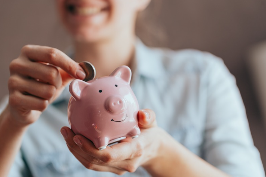 W Fonia wierzymy, że oszczędzanie nie musi oznaczać rezygnacji z małych przyjemności. To raczej kwestia sprytu, planu i kilku dobrych nawyków, które z czasem wchodzą w krew. Nie musisz znać się na finansach – wystarczy, że zaczniesz działać świadomie i krok po kroku. Pokażemy Ci, jak skutecznie oszczędzać i jak cashback może w tym realnie pomóc.