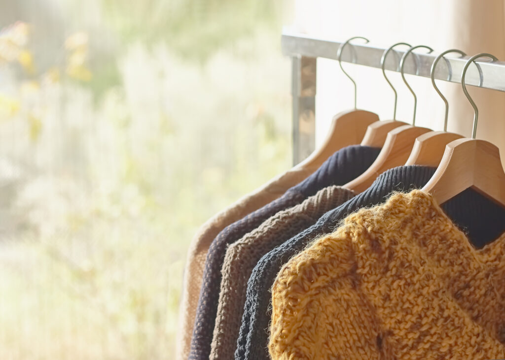 Stylówka jesień 2025 to ciepłe warstwy, świetne faktury i kolory, które grają z kapryśną pogodą. Zrobiłem dla Ciebie listę kluczowych elementów (unisex + damskie + męskie), szybkie zasady warstwowania, a potem 12 gotowych stylówek — po 6 dla kobiet i mężczyzn. Na końcu: tip, jak ogarnąć zakupy z cashbackiem oraz plan danych na jesienne city-breaki i maratony serialowe dzięki Fonia.