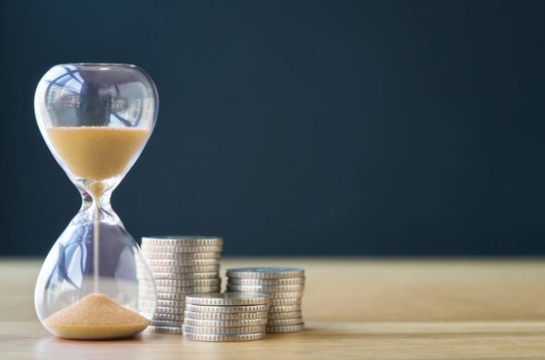 W Fonia wierzymy, że oszczędzanie nie musi oznaczać rezygnacji z małych przyjemności. To raczej kwestia sprytu, planu i kilku dobrych nawyków, które z czasem wchodzą w krew. Nie musisz znać się na finansach – wystarczy, że zaczniesz działać świadomie i krok po kroku. Pokażemy Ci, jak skutecznie oszczędzać i jak cashback może w tym realnie pomóc.